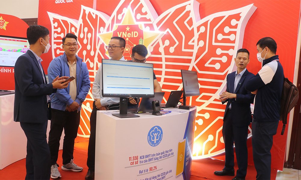 Gian trưng bày ứng dụng căn cước công dân gắn chíp trong khám chữa bệnh BHYT của ngành BHXH Việt Nam.