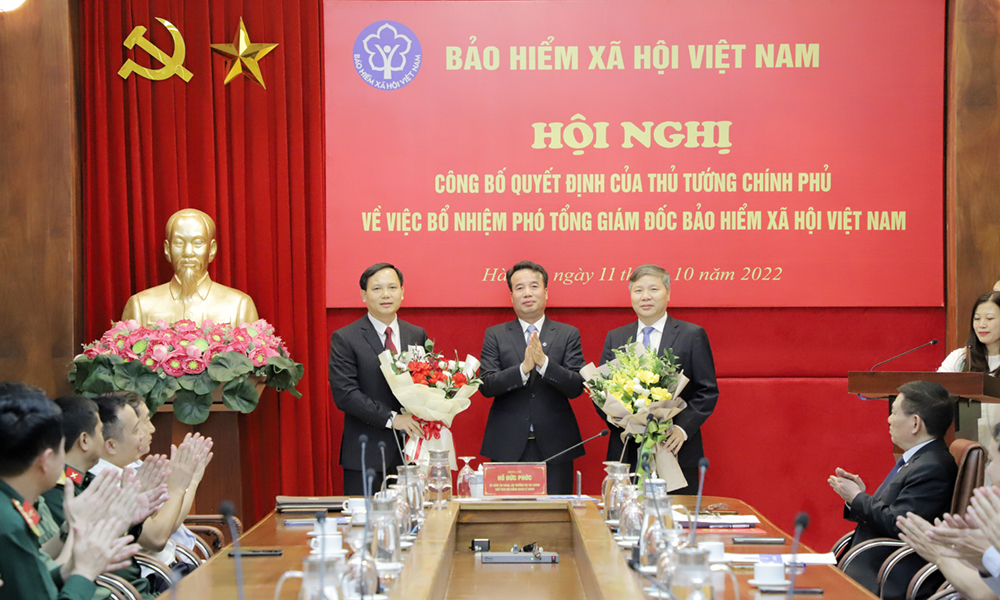 Tổng Giám đốc BHXH Việt Nam Nguyễn Thế Mạnh tặng hoa chúc mừng hai tân Phó Tổng giám đốc BHXH Việt Nam Chu Mạnh Sinh và Nguyễn Đức Hoà.