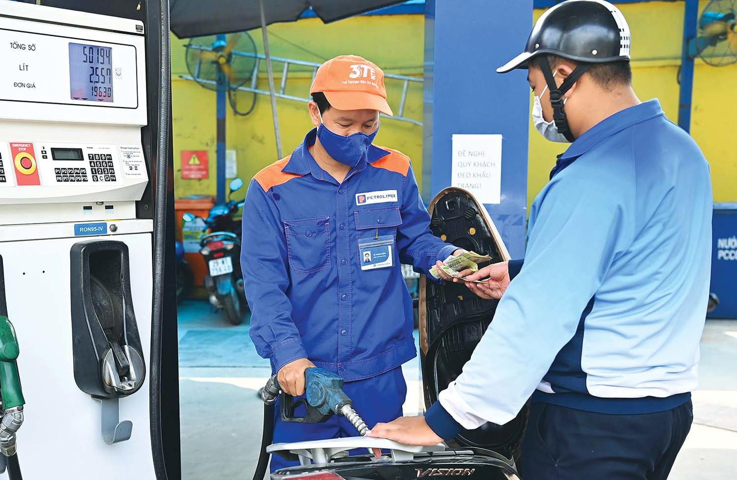 Giá xăng dầu vẫn có xu hướng tăng mạnh. (Ảnh minh họa)