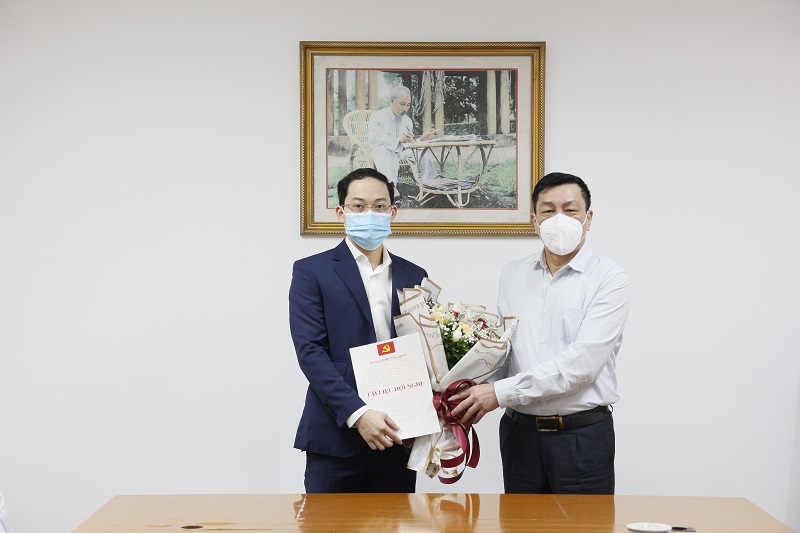 Thay mặt Ban Thường vụ Đảng ủy Bộ, đồng chí Nguyễn Hữu Thân trao Quyết định bổ nhiệm có thời hạn đồng chí Nguyễn Kỳ Thái giữ chức Phó Trưởng Ban Tổ chức Đảng ủy Bộ Tài chính nhiệm kỳ 2020-2025.