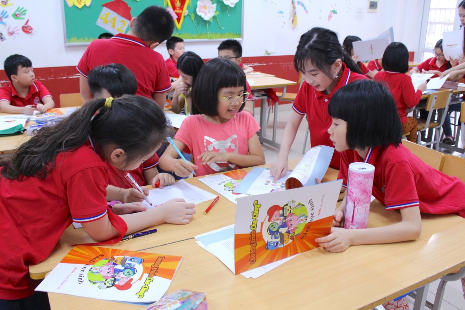 Trong năm học 2021-2022, Chương trình giáo dục tài chính cho trẻ em “Cha-Ching” được triển khai tại 84 trường tại Hà Nội và Hưng Yên, tiếp cận hơn 22.000 học sinh tiểu học và 600 giáo viên, giúp trẻ em Việt Nam nâng cao kỹ năng quản lý tài chính.