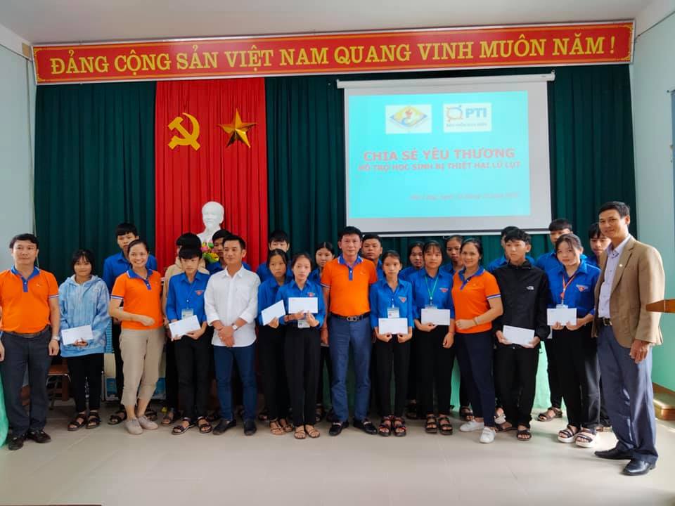 Đai diện PTI trao quà cho các em học sinh trường THPT Hải Lăng có gia đình chịu thiệt hại nặng nề bởi mưa lũ.