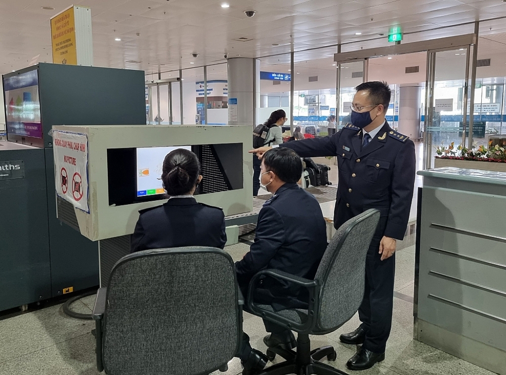 Tổng cục Hải quan thông báo phát hành 20 triệu tem điện tử rượu nhập khẩu.
