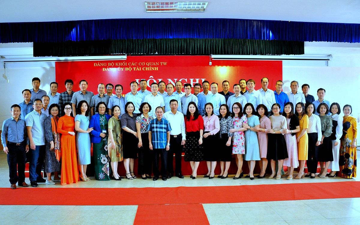 Các đại biểu tham dự hội nghị chụp ảnh lưu niệm.