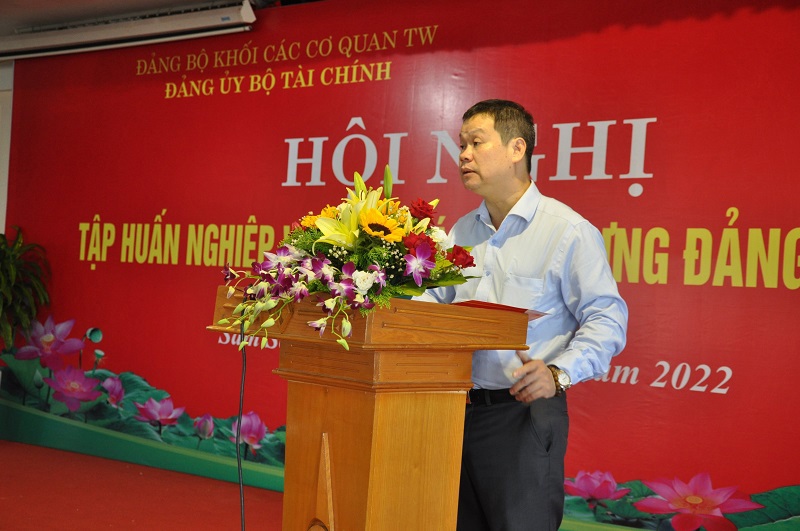 Đồng ch&iacute; Nguyễn Mạnh H&ugrave;ng - Vụ trưởng Vụ Địa b&agrave;n 1 (Ủy ban Kiểm tra Trung ương) giới thiệu Chuy&ecirc;n đề &ldquo;Nghiệp vụ kiểm tra, gi&aacute;m s&aacute;t v&agrave; xử l&yacute; kỷ luật của Đảng&rdquo; tại hội nghị.