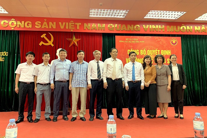 C&aacute;c đại biểu chụp ảnh lưu niệm tại buổi lễ.