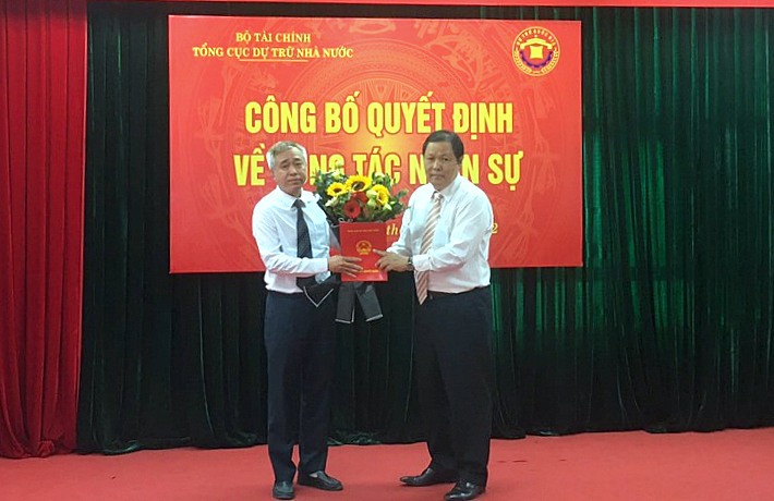Tổng cục trưởng Tổng cục DTNN Đỗ Việt Đức (b&ecirc;n phải) trao Quyết định điều động, bổ nhiệm v&agrave; tặng hoa ch&uacute;c mừng &ocirc;ng L&ecirc; Văn Dương - Ch&aacute;nh Văn ph&ograve;ng Tổng cục DTNN giữ chức Cục trưởng Cục DTNN khu vực Đ&ocirc;ng Bắc.
