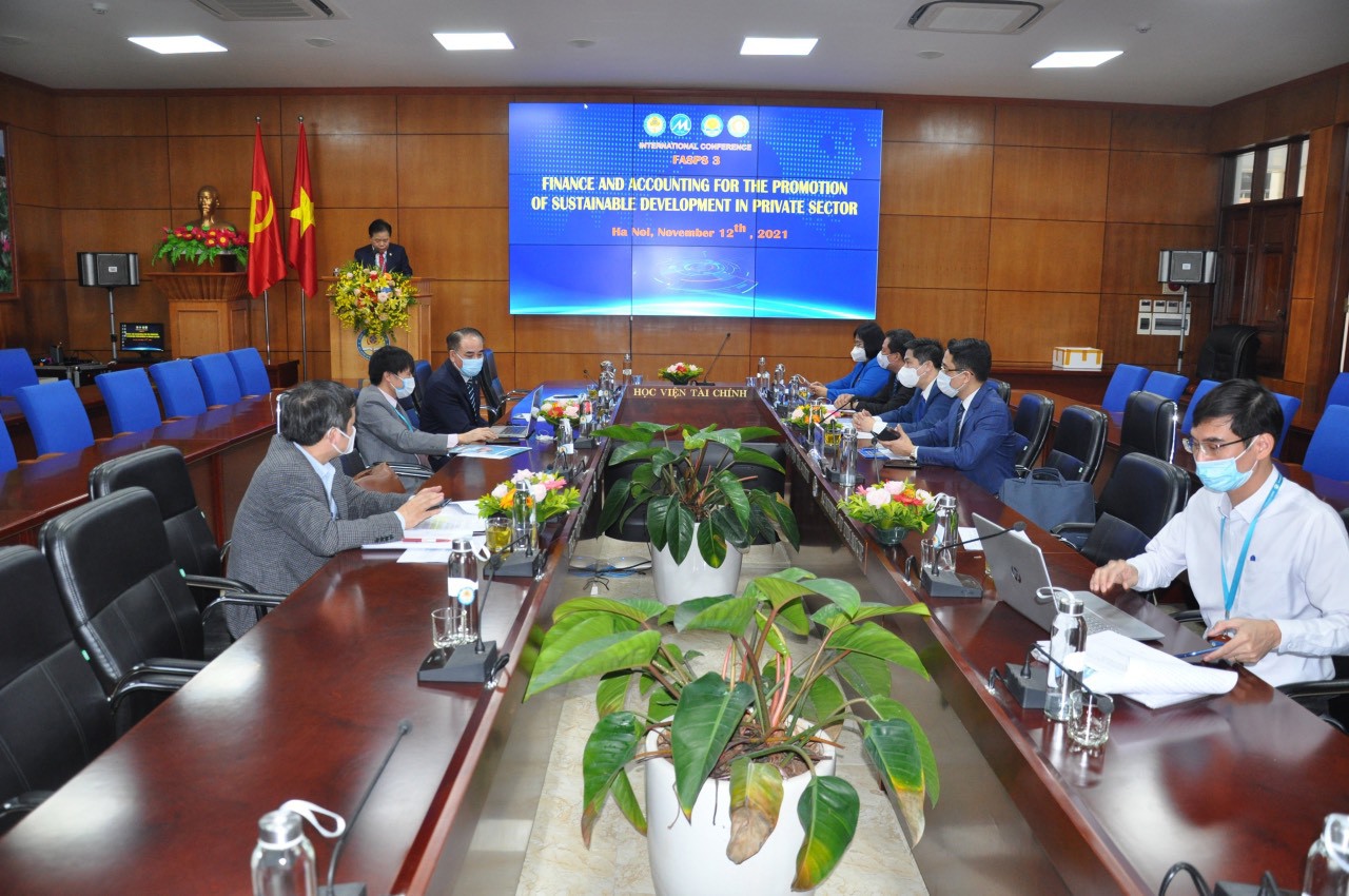 Quang cảnh Hội thảo quốc tế “Tài chính - kế toán thúc đẩy kinh tế tư nhân phát triển nhanh và bền vững” (FASPS-3) tại điểm cầu Học viện Tài chính.