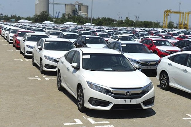 Ô tô nhập khẩu về Việt Nam trong những tháng cuối năm tăng cao.