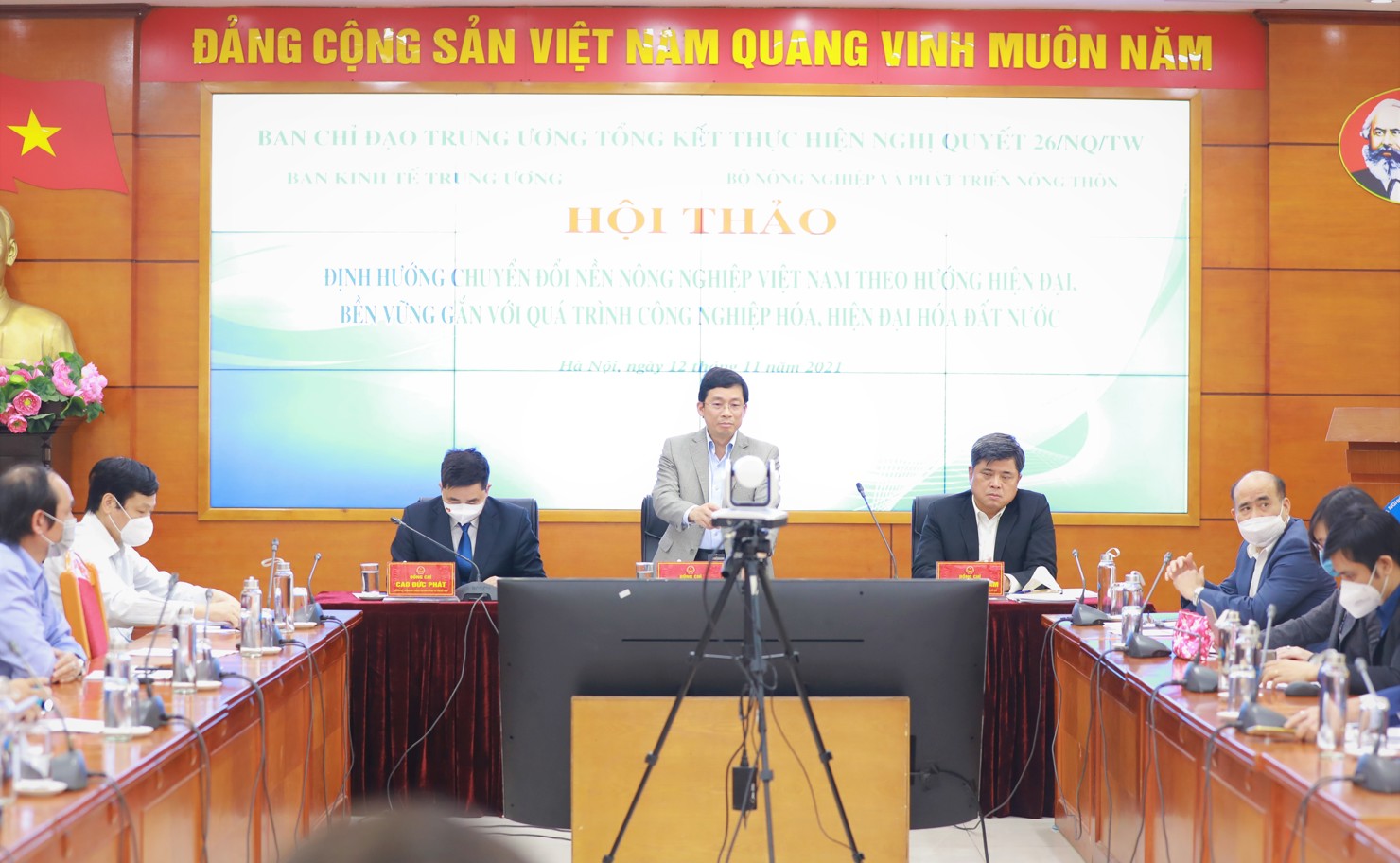Nhiều giải pháp từ việc tổng kết Nghị quyết 26 sẽ được đưa vào chiến lược phát triển nông nghiệp và nông thôn .