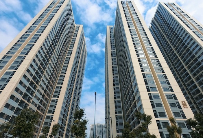 Chủ đầu tư có trách nhiệm làm sổ hồng nhà chung cư thay cho người mua, trong thời hạn 50 ngày kể từ ngày bàn giao căn hộ.