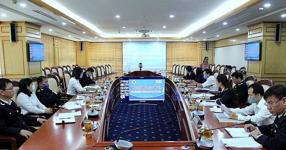 Quang cảnh hội nghị trực tuyến đồng hành cùng doanh nghiệp vượt qua dịch COVID-19 tại điểm cầu Tổng cục Hải quan.