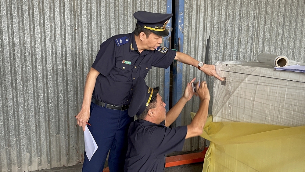 Trong những tháng cuối năm, Cục Hải quan các tỉnh, thành phố chỉ đạo các đơn vị thuộc và trực thuộc xây dựng kế hoạch cụ thể kiểm tra, kiểm soát, chống gian lận, giả mạo xuất xứ, ghi nhãn hàng hóa.
