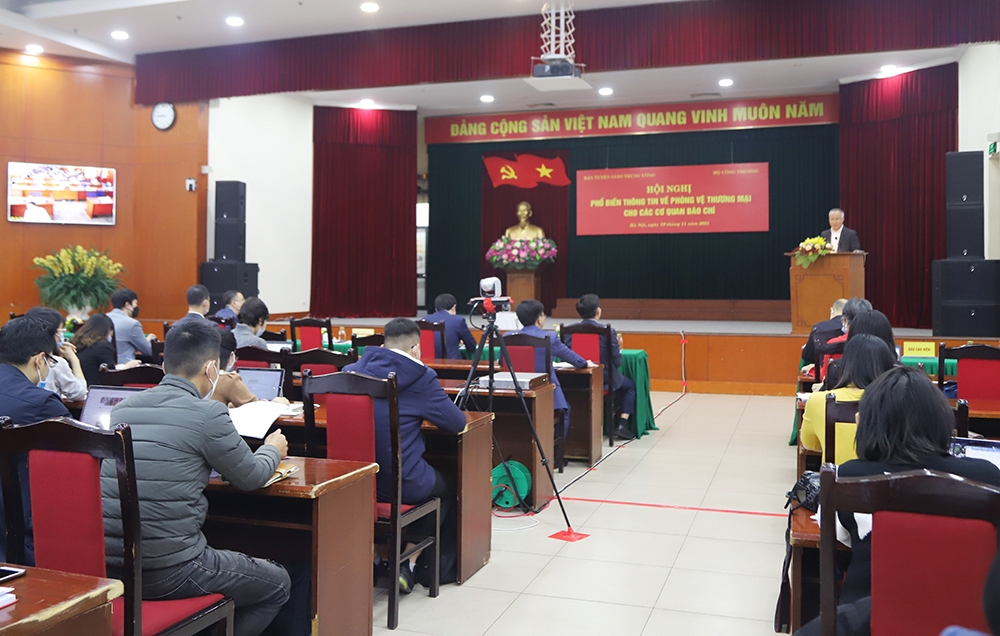 Quang cảnh hội nghị phổ biến thông tin về phòng vệ thương mại dành cho các cơ quan báo chí tại điểm cầu Ban Tuyên giáo Trung ương.