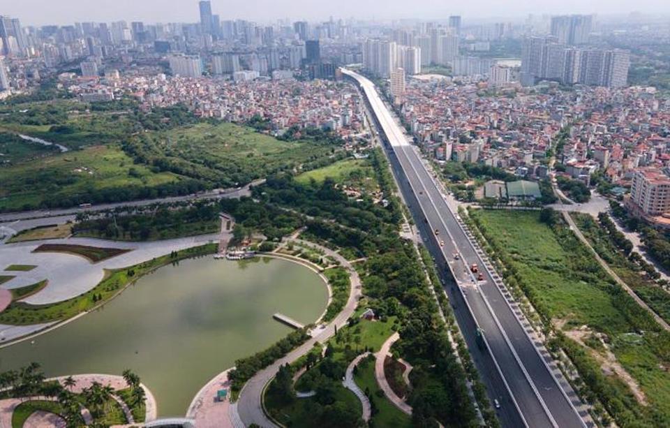 Hà Nội dường như tập trung phát triển đô thị theo chiều rộng hơn chiều sâu, quy hoạch chưa gắn với kế hoạch xây dựng. (Ảnh minh họa)