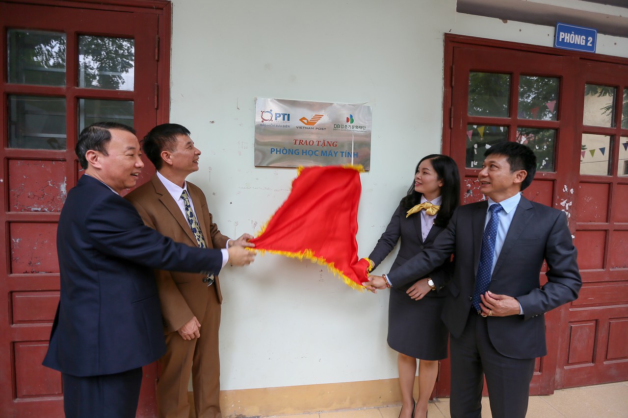 Đại diện PTI và Bưu điện tỉnh Lạng Sơn đã trao tặng phòng máy tính và tài trợ các thiết bị giảng dạy hiện đại cho trường THPT Việt Bắc (Lạng Sơn).