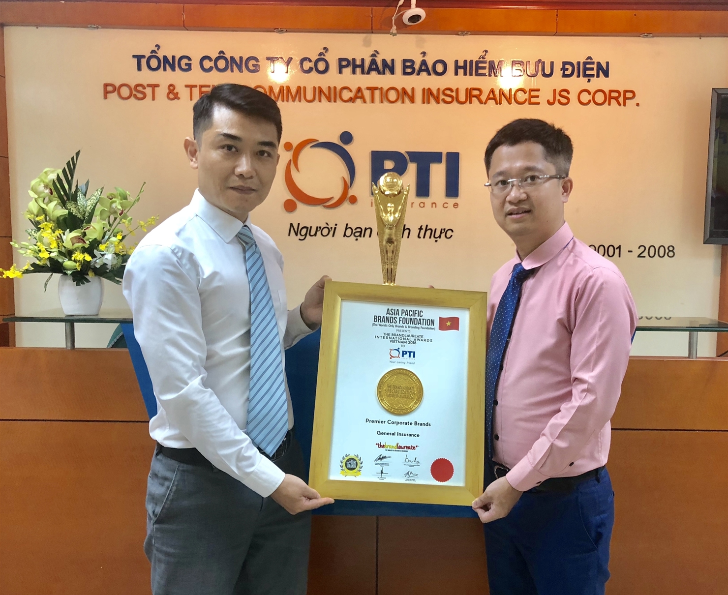 Đại diện PTI nhận giải thưởng thương hiệu xuất sắc thế giới 2018.