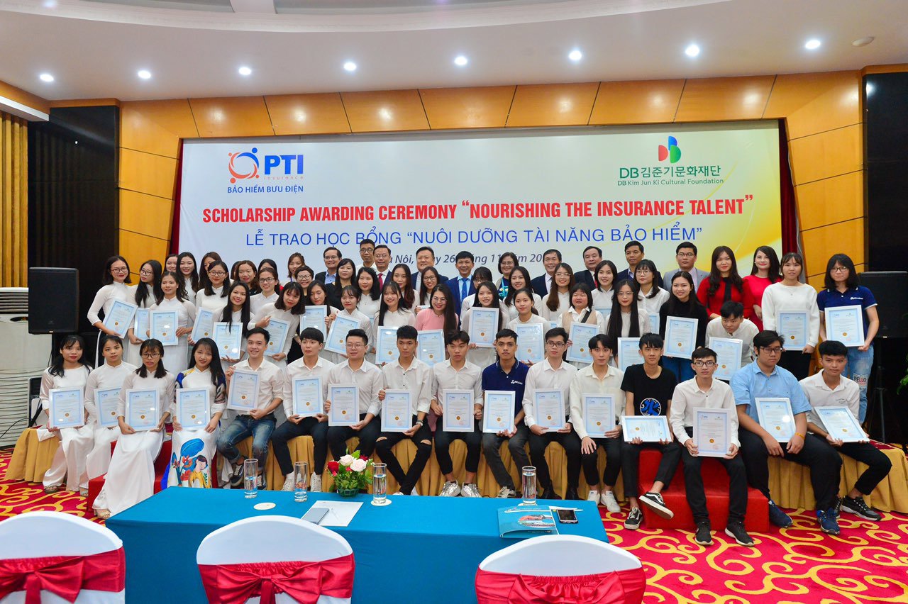 PTI đã tổ chức trao 83 suất học bổng cho các em sinh viên của các trường đại học trên toàn quốc đạt thành tích xuất sắc trong học tập