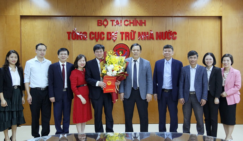 Các đại biểu chụp ảnh lưu niệm tại buổi lễ.