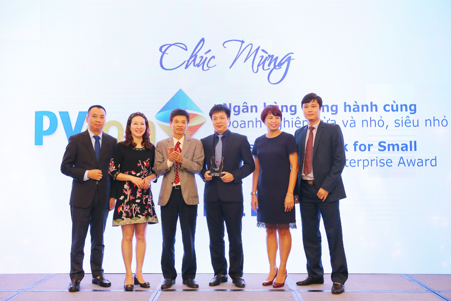 Đại diện Pvcombank nhận giải thưởng "Ngân hàng Việt Nam tiêu biểu 2018".