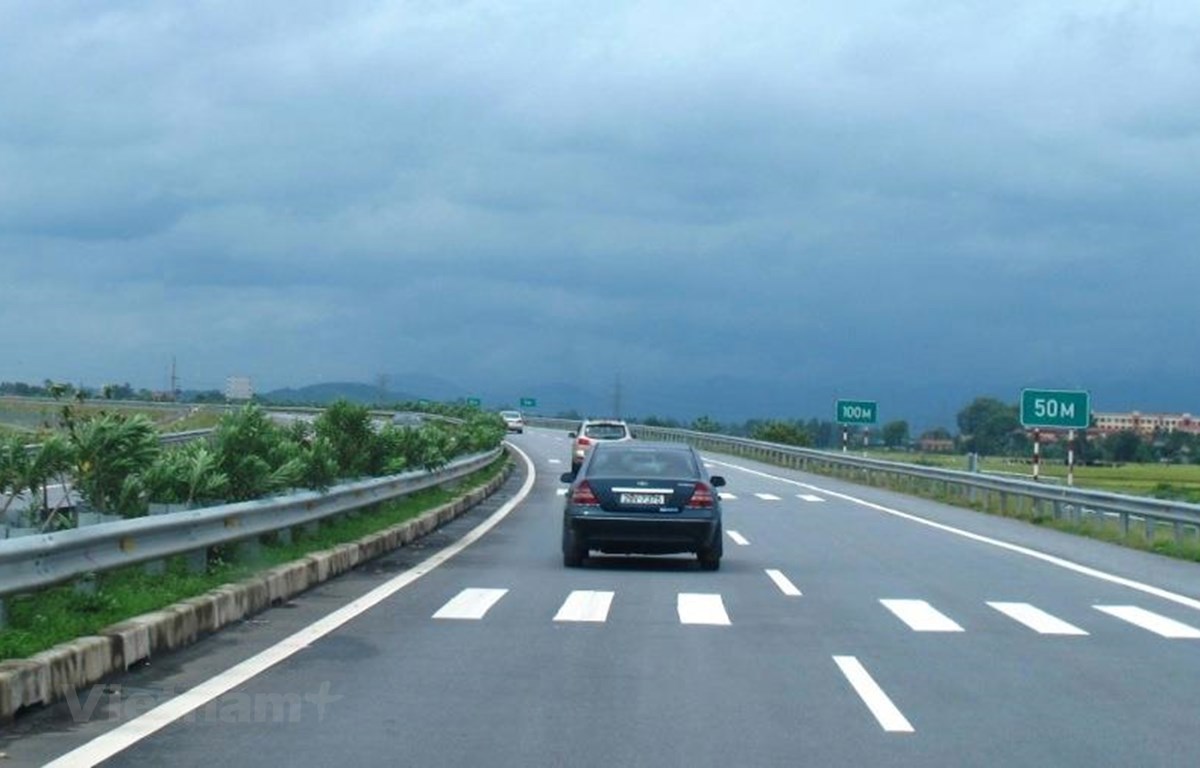Phương tiện lưu thông trên một tuyến cao tốc được đưa vào khai thác, vận hành. (Ảnh: Việt Hùng/Vietnam+)