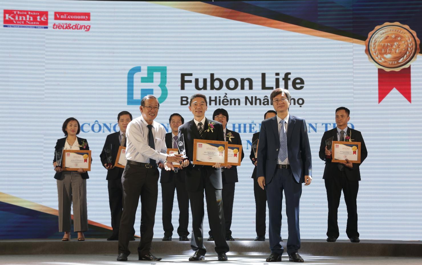 Ông Kevin Chen, Phó Tổng giám đốc Fubon Life Việt Nam nhận giải thưởng "Top 100 sản phẩm dịch vụ Tin&Dùng 2018".
