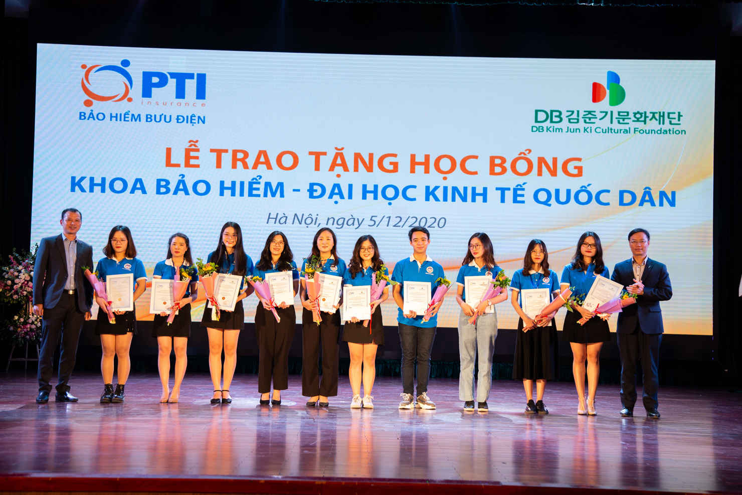 PTI vừa trao 20 suất học bổng có tổng trị giá 100 triệu đồng cho những sinh viên có thành tích cao trong học tập của khoa Bảo hiểm, trường Đại học Kinh tế Quốc dân.