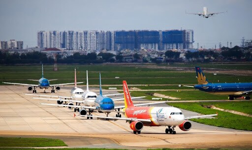 Người khai thác cảng hàng không, sân bay có trách nhiệm kiểm tra thường xuyên tình trạng mặt đường cất hạ cánh, đường lăn, sân đỗ tàu bay nhằm loại bỏ các vật ngoại lai.
