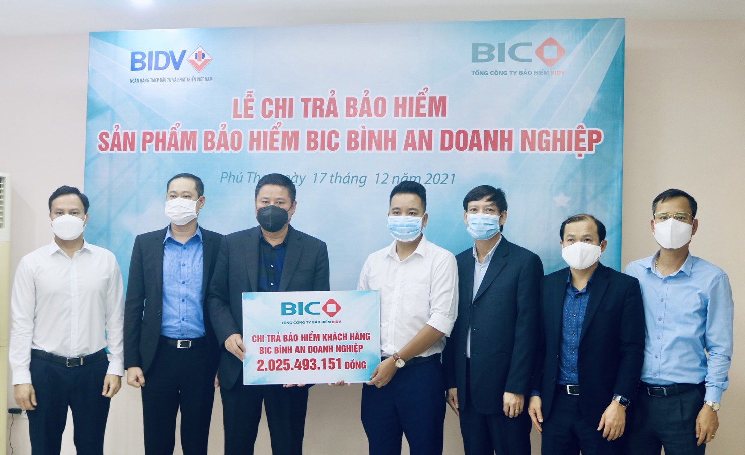 BIC trao tiền bảo hiểm cho đại diện khách hàng. Nguồn: BIC.