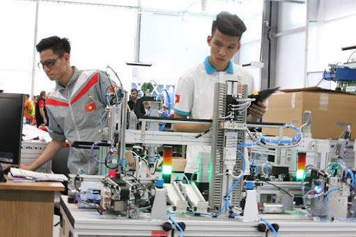 Tăng cường hình thức đào tạo nghề theo hợp đồng đặt hàng giữa cơ sở GDNN với DN đảm bảo cho người học sau khi kết thúc khóa học có việc làm.