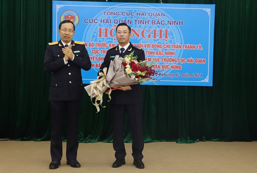 Tổng cục trưởng Tổng cục Hải quan Nguyễn Văn Cẩn (bên trái) trao quyết định bổ nhiệm Cục trưởng Cục Hải quan tỉnh Bắc Ninh đối với ông Trần Đức Hùng. Ảnh: Quang Hùng