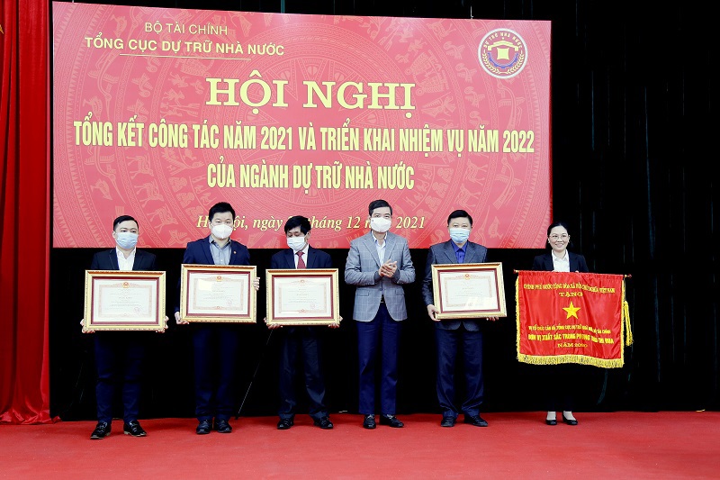 Thứ trưởng Bộ Tài chính Tạ Anh Tuấn trao Cờ thi đua của Chính phủ và Bằng khen của Thủ tướng Chính phủ cho các tập thể, cá nhân có thành tích xuất sắc trong công tác năm 2020.