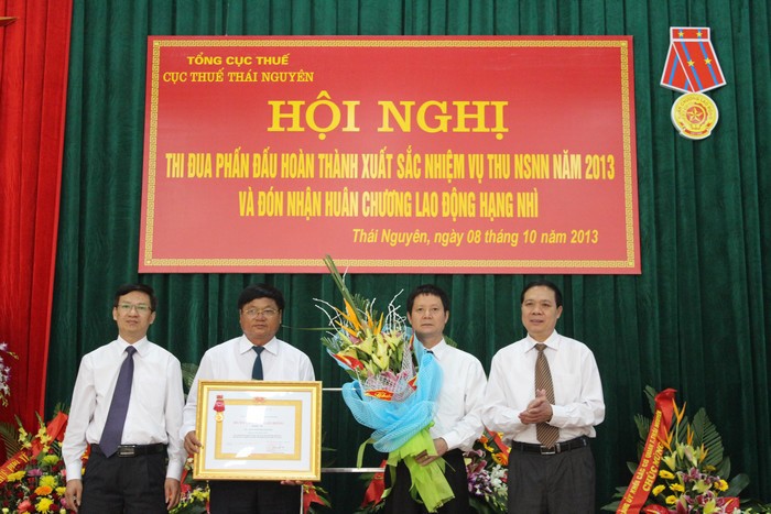 Ông Nguyễn Văn Kim - Phó Bí thư thường trực Tỉnh ủy thừa ủy quyền Chủ tịch nước, trao tặng Huân chương lao động Hạng nhì cho Cục thuế Thái Nguyên. Nguồn: thainguyen.gdt.gov.vn