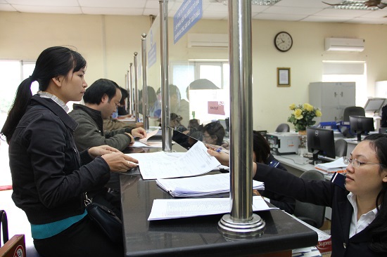 Cán bộ Chi cục Hải quan Gia Thụy làm thủ tục cho khách hàng. Ảnh: V.Trường
