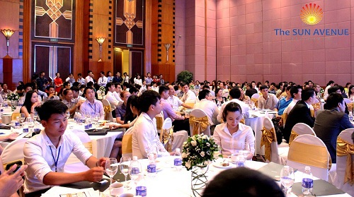 Khách hàng tham gia khá đông tại Lễ mở bán dự án căn hộ hạng sang The Sun Avenue SAV2 ngày 30/5/2015.