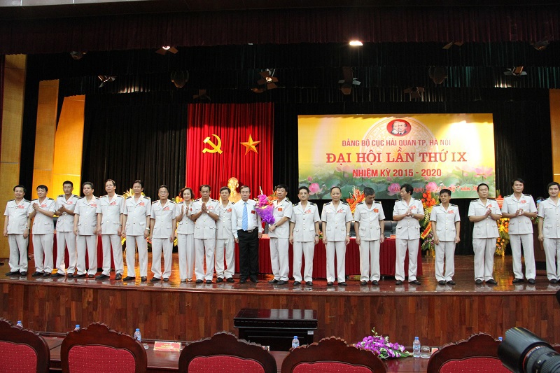 Ban Chấp hành Đảng bộ Cục Hải quan TP. Hà Nội ra mắt Đại hội. Ảnh: Văn Trường