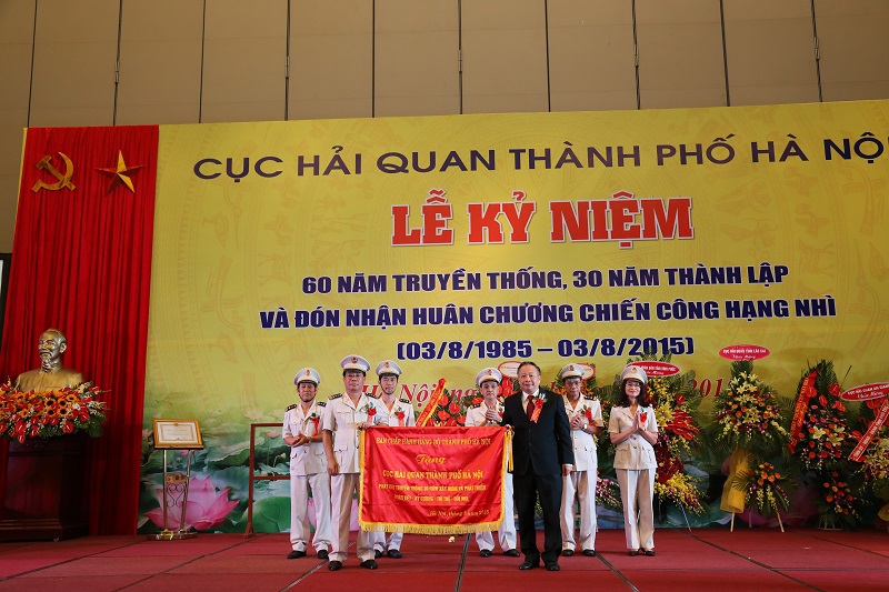 Phó Chủ tịch UBND TP. Hà Nội Nguyễn Văn Sửu trao tặng Cờ Thi đua cho Cục Hải quan TP. Hà Nội phát huy truyền thống 30 năm xây dựng và phát triển đoàn kết, kỷ cương, trí tuệ, đổi mới. Ảnh: Văn Trường