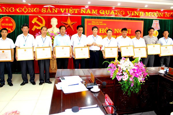 Cục trưởng Cục Thuế Thái Nguyên Phạm Văn Chức trao Giấy khen cho các tập thể, cá nhân có thành tích xuất sắc trong thực hiện nhiệm vụ công tác thuế năm 2014.