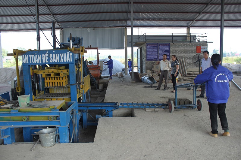 Chi cục trưởng Chi cục Thuế Thị xã Nghĩa Lộ Đỗ Thị Mai Châu đến thăm doanh nghiệp sản xuất gạch không nung.