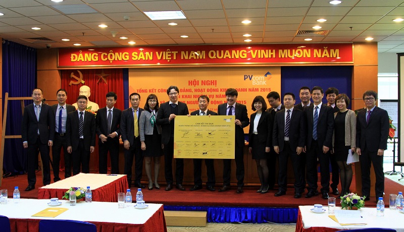 Ban lãnh đạo PVcomBank cùng cam kết thực hiện thắng lợi các mục tiêu, nhiệm vụ của năm 2016 Dịp này, nhiều tập thể,