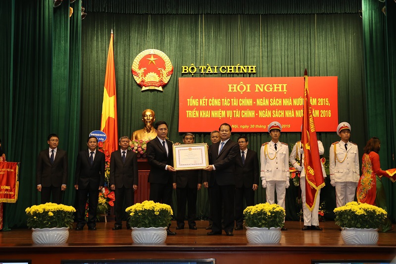 Thừa ủy quyền của Chủ tịch nước, Phó Thủ tướng Chính phủ Vũ Văn Ninh trao Danh hiệu Anh hùng Lao động thời kỳ đổi mới cho Tập thể Lãnh đạo Cục Thuế TP. Hà Nội.