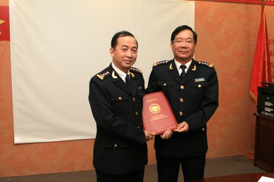 Cục trưởng Cục Hải quan TP. Hà Nội Nguyễn Văn Trường trao quyết định bổ nhiệm Chi cục trưởng Chi cục Hải quan Hòa Bình đối với đồng chí Vũ Xuân Kế.