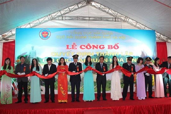 Các đại biểu cắt băng khai trương Chi cục Hải quan Hòa Bình. 