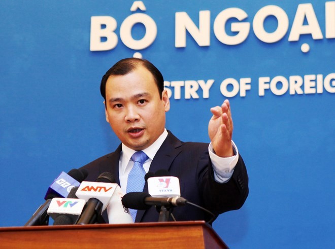 Người phát ngôn Bộ Ngoại giao Việt Nam Lê Hải Bình kêu gọi các bên kiềm chế, tôn trọng luật pháp quốc tế.