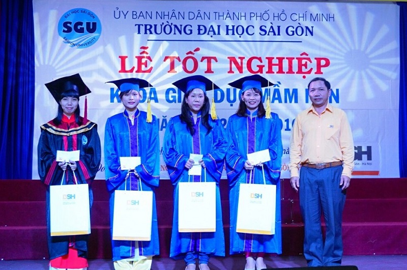 Ông Nguyễn Hồng Tín trao quà cho các thủ khoa xuất sắc khoa Giáo dục Mầm non - Đại học Sài Gòn.
