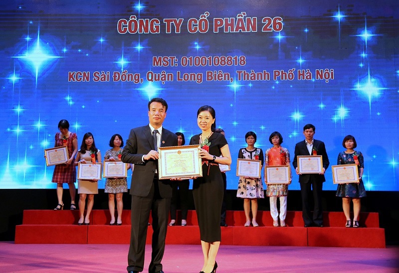 Ông Nguyễn Thế Mạnh, Cục trưởng Cục Thuế TP. Hà Nội trao Giấy khen của Cục Thuế TP. Hà Nội cho người nộp thuế thực hiện tốt chính sách pháp luật thuế năm 2015. Ảnh: Văn Trường