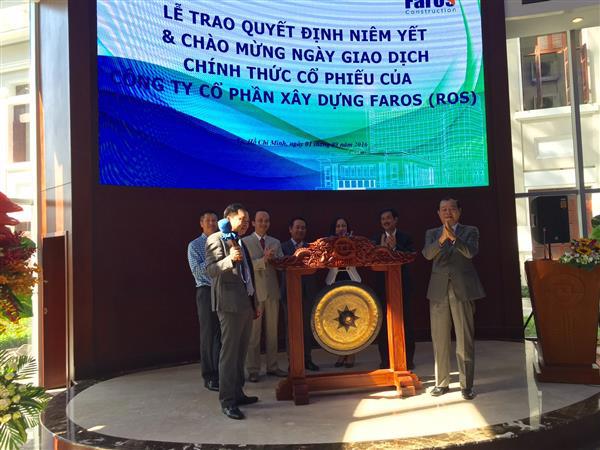 Lễ đánh cồng khai trương phiên giao dịch đầu tiên của cổ phiếu ROS (ngày 1/9/2016).
