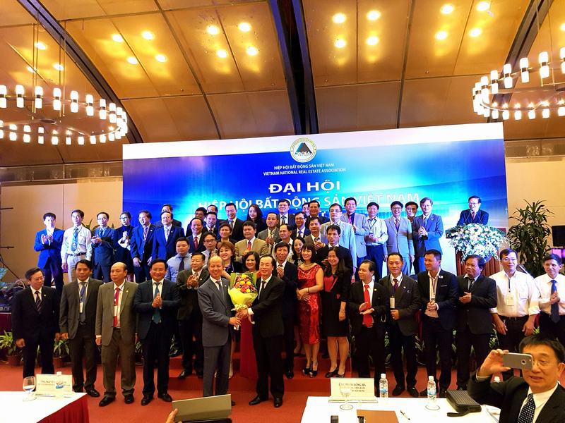 Bộ trưởng Bộ Xây dựng Phạm Hồng Hà chúc mừng Ban Chấp hành Hiệp hội Bất động sản Việt Nam nhiệm kỳ 2016-2021.