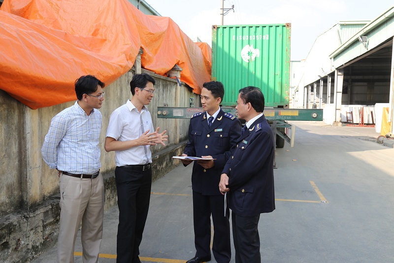 Tiếp xúc, lắng nghe doanh nghiệp chia sẻ những khó khăn, vướng mắc trong quá trình làm thủ tục hải quan là "bí quyết" thành công của Cục Hải quan TP. Hà Nội trong năm 2016. Ảnh: Văn Trường