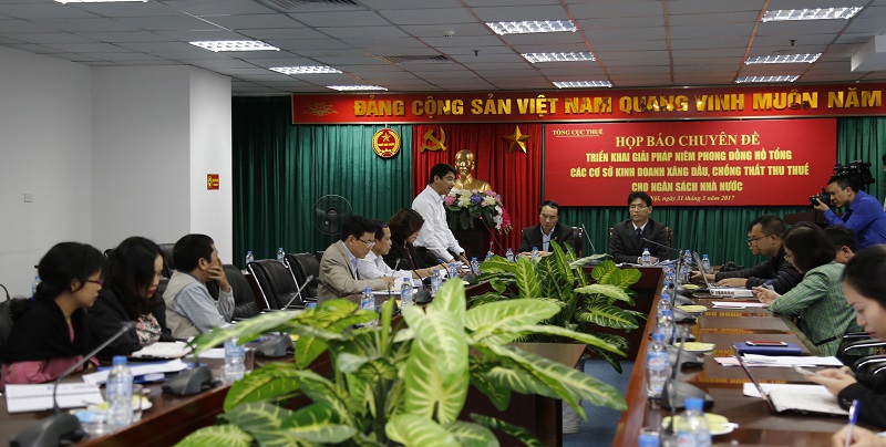 Toàn cảnh buổi Họp báo Chuyên đề Triển khai giải pháp niêm phong đồng hồ tổng các cơ sở kinh doanh xăng dầu, chống thất thu thuế cho ngân sách nhà nước diễn ra ngày 31/3/2017.